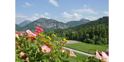 Wanderurlaub - Touren: Hochtour - Weißenbach am Lech - Blick in die Berge vom Balkon aus  - Landhaus Wildschütz