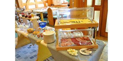 Wanderurlaub - Hüttenreservierung - Pfronten - Beginnen Sie einen schönen Urlaubstag gestärkt mit unserem Frühstücksbuffet - Landhaus Wildschütz