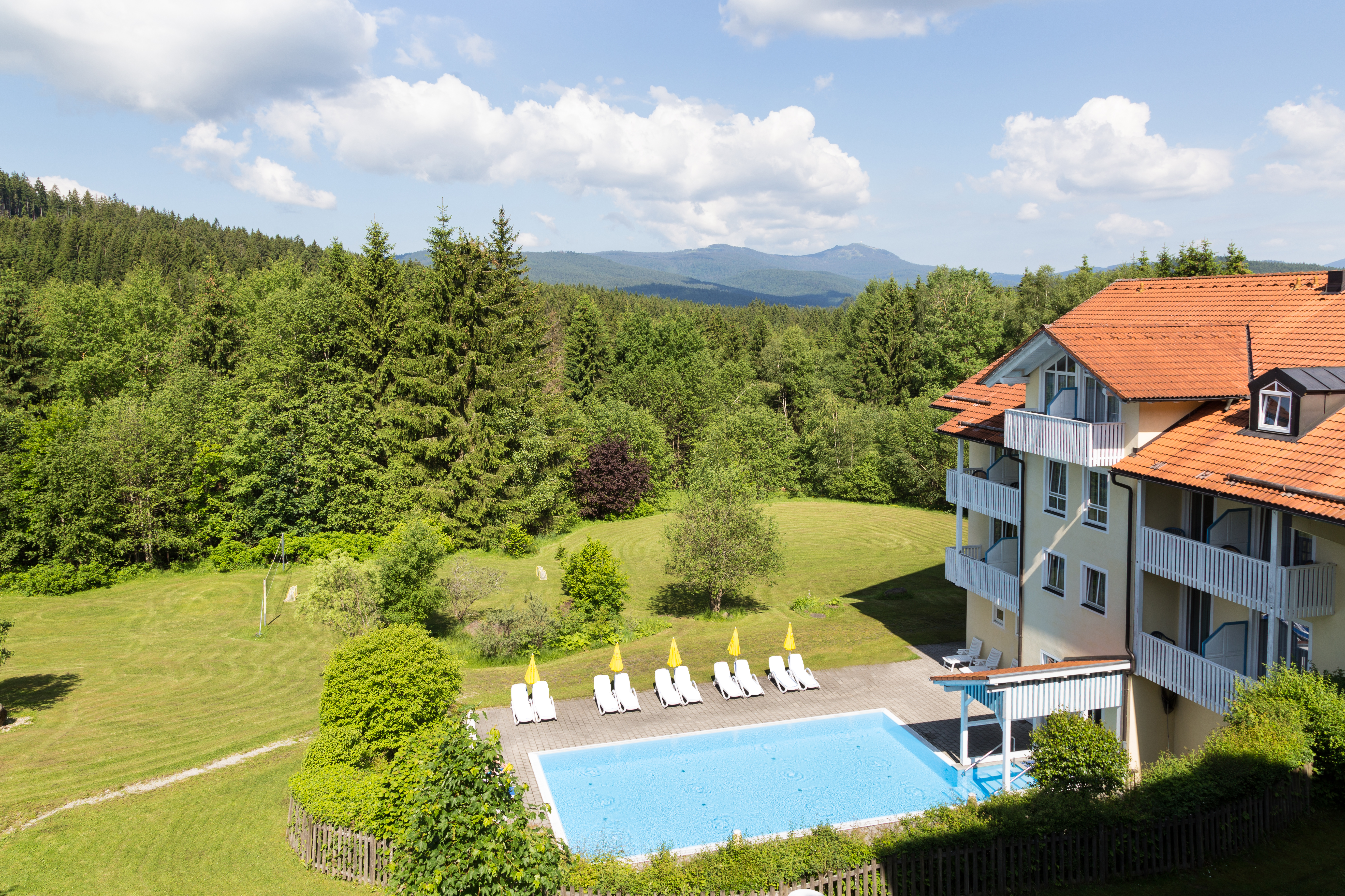 Wanderhotel - Hotel von hinten mit Außenpool - Hotel Ahornhof