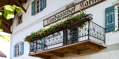 Wanderurlaub - Schuhputzmöglichkeit - Oberbayern - Hotelfront - Landgasthof Karner