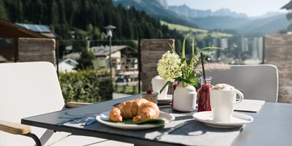 Wanderurlaub - Bergsee - Weißenbach (Haus) - Frühstück auf der Terrasse mit Panoramablick - meiZeit Lodge