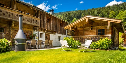Wanderurlaub - Hotel-Schwerpunkt: Wandern & Kulinarik - Aurach bei Kitzbühel - Garten, Terrasse und Blocksauna Chalet Bascht - Chalet Marolden