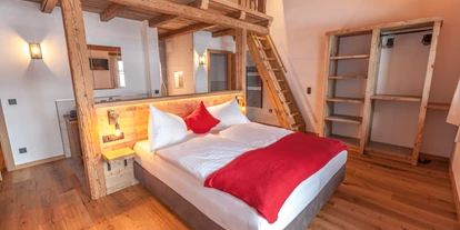 Wanderurlaub - Hotel-Schwerpunkt: Wandern & Kulinarik - Aurach bei Kitzbühel - Schlafzimmer mit offenen Badezimmer im Chalet Sepp - Chalet Marolden