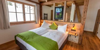 Wanderurlaub - Sonnenterrasse - Pölsen - Schlafzimmer mit offenen Badezimmer im Chalet Sepp - Chalet Marolden
