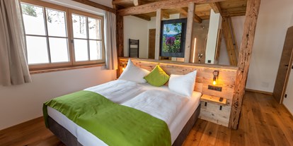 Wanderurlaub - Bettgrößen: Doppelbett - Hinterglemm - Schlafzimmer mit offenen Badezimmer im Chalet Sepp - Chalet Marolden