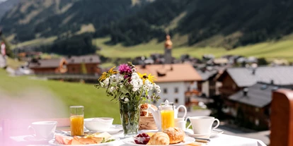 Wanderurlaub - Ausrüstungsverleih: Kindertrage - Bickelwald - Frühstück auf der Sonnenterrasse - Hotel Schranz 