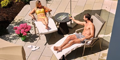 Wanderurlaub - Bettgrößen: Doppelbett - Damüls - Entspannen im Wellnessgarten - Hotel Schranz 