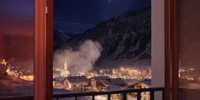 Wanderurlaub - Bettgrößen: King Size Bett - Faschina - Romantischer Blick auf Lech - Hotel Schranz 