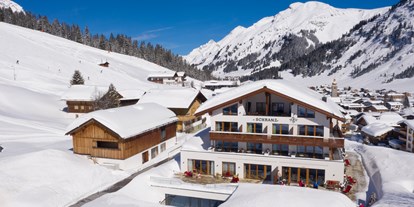 Wanderurlaub - Pools: Innenpool - Damüls - Ski in & Ski out im Winter - Hotel Schranz 