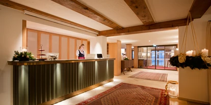 Wanderurlaub - Bad und WC getrennt - Klösterle - Rezeption im Hotel Sonnenburg - Hotel Sonnenburg