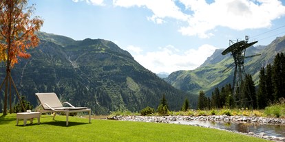 Wanderurlaub - Bettgrößen: Doppelbett - Arlberg - Liegewiese mit Bergpanorama - Hotel Sonnenburg