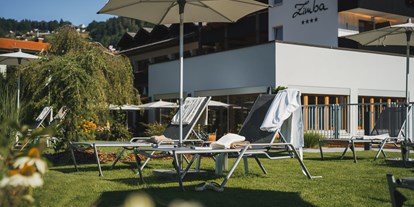 Wanderurlaub - Parkplatz: kostenlos beim Hotel - Bürserberg - Garten - Hotel Zimba Gmbh + CoKG