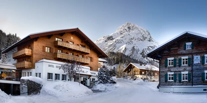 Wanderurlaub - WLAN - Säge - Winterfassade - Hotel Gotthard
