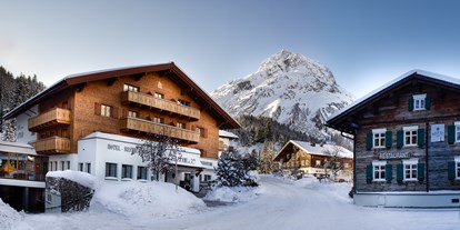 Wanderurlaub - Pauschalen für Wanderer - Ischgl - Winterfassade - Hotel Gotthard