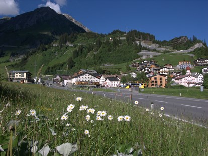 Wanderurlaub - Bettgrößen: Twin Bett - Arlberg - APRES POST HOTEL Aussenansicht - APRES POST HOTEL