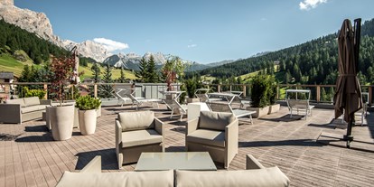 Wanderurlaub - Fahrstuhl - Reischach (Trentino-Südtirol) - Sommerterrasse - Hotel Diamant San Cassiano