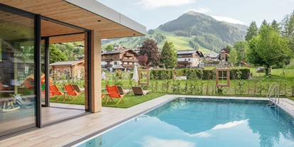 Wanderurlaub - Pools: Außenpool beheizt - Jochbergthurn - Pool mit Bergblick - Rosentalerhof Hotel und Appartements