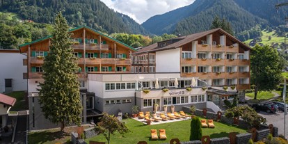 Wanderurlaub - Themenwanderung - Bürserberg - Außenansicht mit Liegewiese, Sommer - Hotel Verwall