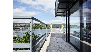 Wanderurlaub - PLZ 9061 (Österreich) - In der Panoramasauna auf der Dachterrasse den Blick auf die Veldener Bucht genießen. - Boutiquehotel OGRIS AM SEE 