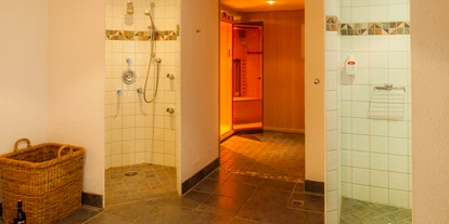 Wanderurlaub - Bad und WC getrennt - Klösterle - Infrarotkabine mit Duschen - Bio-Hotel Saladina