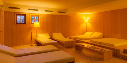 Wanderurlaub - Bettgrößen: Doppelbett - Ischgl - Ruheraum mit Wellnessliegen, Teespender und Granderwasserbrunnen - Bio-Hotel Saladina
