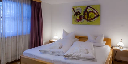 Wanderurlaub - Hüttenreservierung - Lunden (Schiers) - Schlafzimmer mit Zirbenbett in der Suite Deluxe - Bio-Hotel Saladina