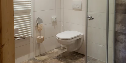Wanderurlaub - Bad und WC getrennt - Klösterle - Badezimmer der DZ Elegant premium - Bio-Hotel Saladina