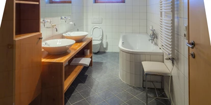Wanderurlaub - Bad und WC getrennt - Klösterle - Badezimmer der Suite Deluxe - Bio-Hotel Saladina