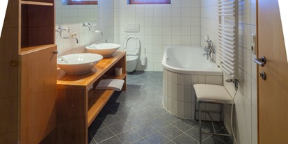 Wanderurlaub - Bettgrößen: Doppelbett - Gaschurn - Badezimmer der Suite Deluxe - Bio-Hotel Saladina