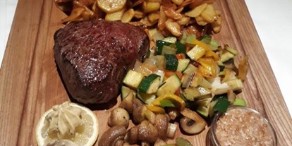 Wanderurlaub - geführte Wanderungen - Vorarlberg - Kobe Steak am Tisch tranchiert - Bio-Hotel Saladina