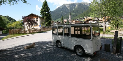 Wanderurlaub - Hüttenreservierung - Lunden (Schiers) - Unser Hotelbus mit Hotelhund Pauli - Bio-Hotel Saladina