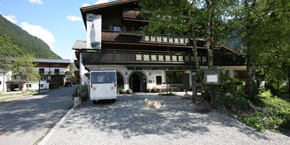 Wanderurlaub - Hüttenreservierung - Ischgl - Außenansicht - Bio-Hotel Saladina