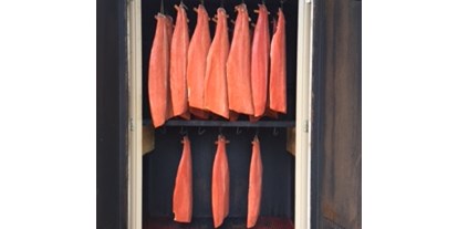 Wanderurlaub - Galtür - Die hauseigene Räucherei, hier: Wild-Sokeye-Lachs aus der Biozucht in Kanada - Bio-Hotel Saladina