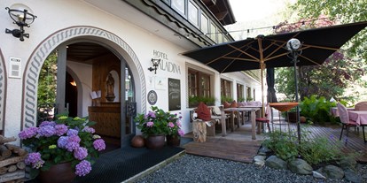 Wanderurlaub - Verpflegung: Frühstück - Silvretta - Aussenansicht mit Terrasse - Bio-Hotel Saladina