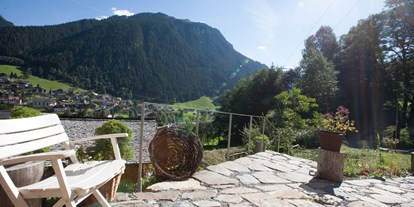 Wanderurlaub - Ausrüstungsverleih: Wanderschuhe - Tiroler Oberland - Blick vom Nebengebäude Bonawinkel - Bio-Hotel Saladina