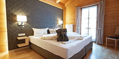Wanderurlaub - Unterkunftsart: Hotel - Ammergauer Alpen - Warme Holztöne in unserer Bio-Chalet-Suite Edelkastanie. - moor&mehr Bio-Kurhotel