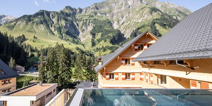 Wanderurlaub - geführte Touren - Silbertal - Pool auf der Dachterrasse im Berghaus Schröcken - Berghaus Schröcken