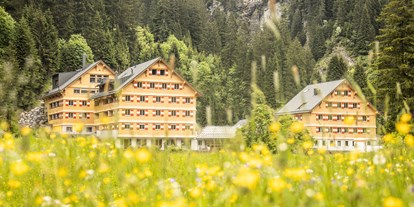 Wanderurlaub - Preisniveau: günstig - Österreich - Außenansicht der Häuser 1 -3 vom Berghaus Schröcken - Berghaus Schröcken