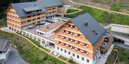 Wanderurlaub - Hotel-Schwerpunkt: Wandern & Kulinarik - Säge - Berghaus Areal von oben - Berghaus Schröcken