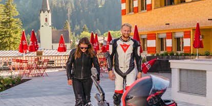 Wanderurlaub - geführte Touren - Silbertal - Motorradfahrer sind am Berghaus Schröcken herzlich Willkommen - Berghaus Schröcken
