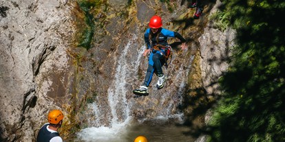Wanderurlaub - Touren: Trailrunning - Damüls - Die Berghaus Jugend beim Canyoning mit dem Holzschopf in Schröcken - Berghaus Schröcken