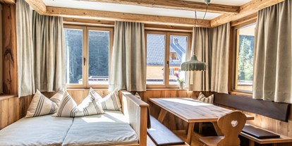 Wanderurlaub - Touren: Mehrtagestour - Damüls - Wohn- und Essbereich im Apartment im Berghaus Schröcken - Berghaus Schröcken