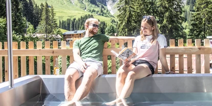 Wanderurlaub - Pools: Außenpool beheizt - Klösterle - Warmpool auf der Terrasse vom Chalet Arlberg im Berghaus Schröcken - Berghaus Schröcken