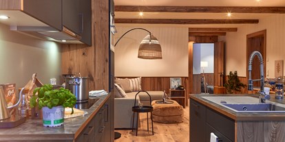 Wanderurlaub - Whirlpool - Damüls - Wohn- und Küchenbereich im großen Apartment Auszeit im Berghaus Schröcken - Berghaus Schröcken