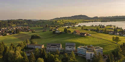 Wanderurlaub - Frühaufsteher-Frühstück - Schweiz - Sicht auf das Hotel Allegro, inmitten der Natur beim Sihlsee - Hotel Allegro Einsiedeln