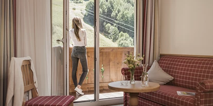 Wanderurlaub - Ausrüstungsverleih: Teleskopstöcke - Martina - Hotel Lenz - Zimmer mit Balkon und Blick in die Berge - Hotel Lenz