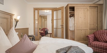 Wanderurlaub - Bettgrößen: Doppelbett - Serfaus - Hotel Lenz - Suite mit Wohn- und Schlafbereich sowie großem Bad und Balkon - Hotel Lenz