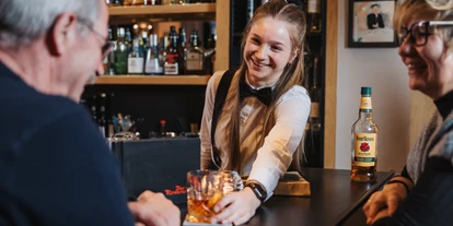 Wanderurlaub - persönliche Tourenberatung - Hall in Tirol - Cocktail trinken Hotelbar - Hotel Der Rindererhof