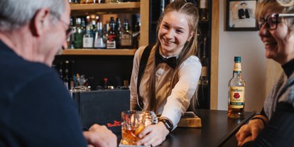 Wanderurlaub - Verpflegung: Frühstück - Mieders - Cocktail trinken Hotelbar - Hotel Der Rindererhof