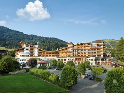 Wanderurlaub - Hotel-Schwerpunkt: Wandern & Kulinarik - Aurach bei Kitzbühel - Außenansicht - Sporthotel Ellmau